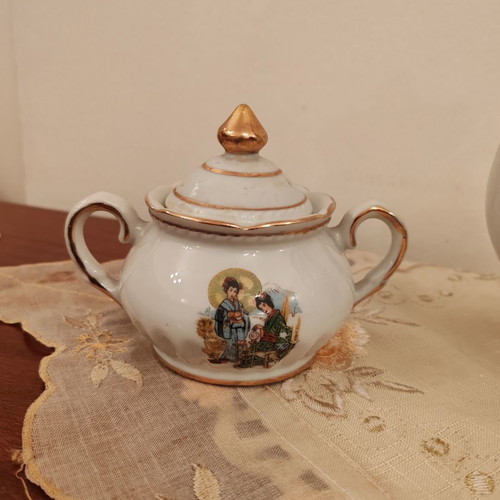 Japanese porcelain coffee set used with gold decoration, 6 pieces