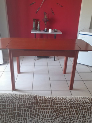 Kitchen table used, extendable, no chairs