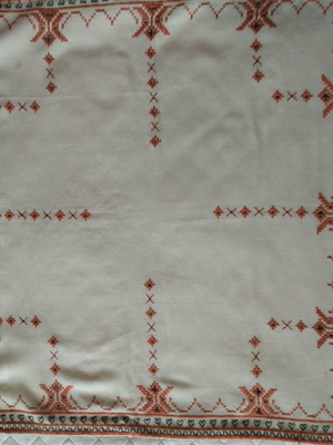 Ръчно бродирана покривка нова, размер 70-72 см