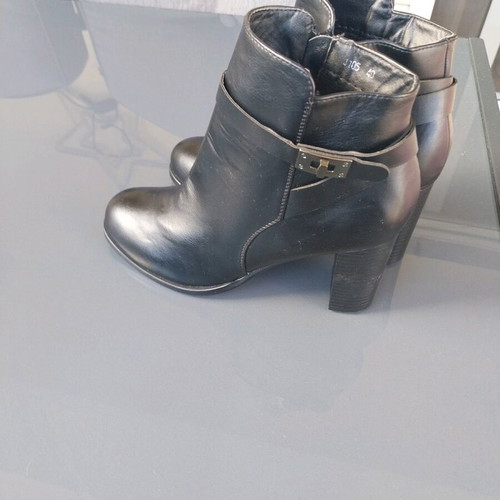 Queen women's ankle boots size 40 like new, black