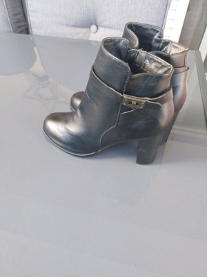 Queen women's ankle boots size 40 like new, black