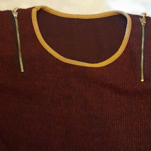 Knitted women's blouse burgundy like new, with zipper details