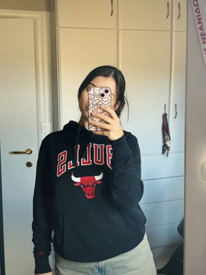 New Era Bulls hoodie like new, size S/M
