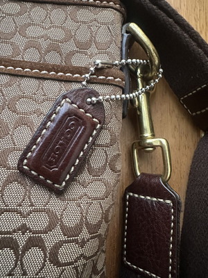 Coach Soho Swingpack χιαστί τσάντα μεταχειρισμένη, καφέ ζακάρ