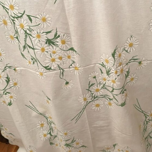 Square tablecloth like new with daisies and green trim