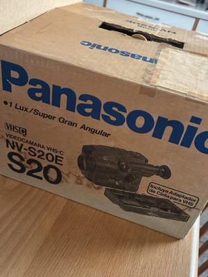 Panasonic NV-S20E VHS-C movie camera with original set and 6 VHS-C tapes