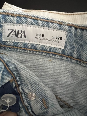 Παιδικά τζιν σορτς Zara σαν καινούργια, μεγέθη 8 και 9 ετών, λευκό σορτσάκι κεράσι