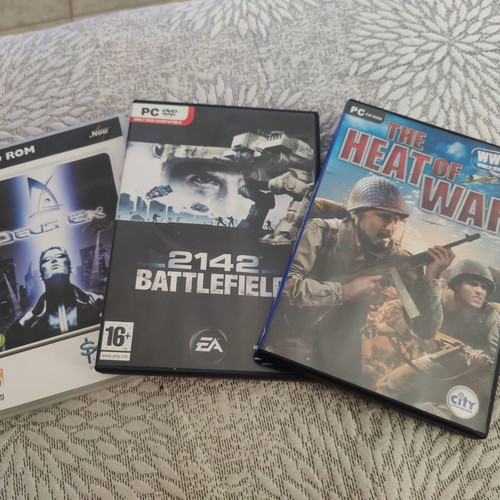 PC Games Bundle like new with Deus Ex, Battlefield 2142, The Heat of War