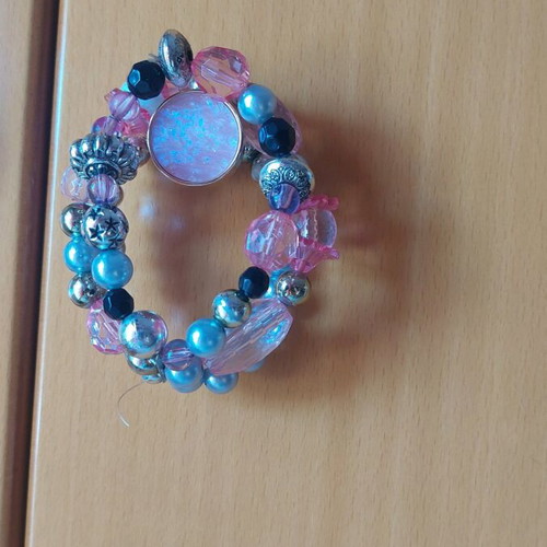 Faux bijoux set like new, 1 pair earrings, bracelet and 2 necklaces pink and silver