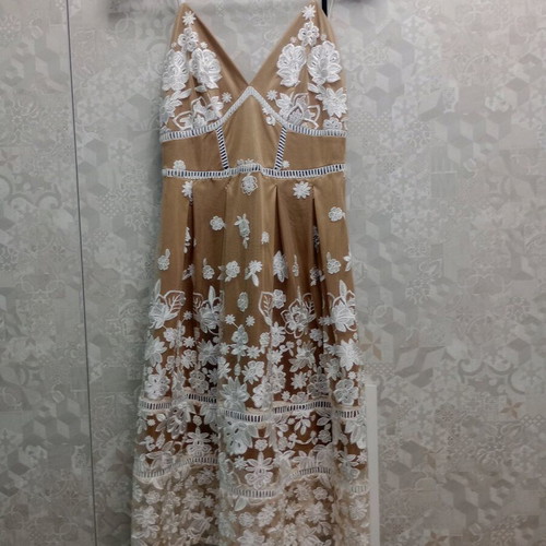 Lace dress size medium beige like new, suitable for events