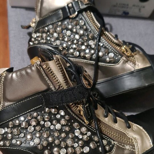 Sneakers with studs and gold details like new