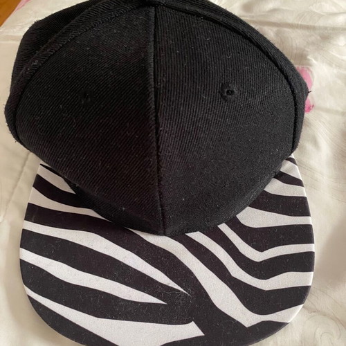 Black and white hat like new unisex