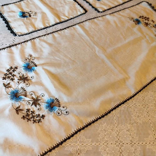 Set of 3 vintage table linens used from the 80s