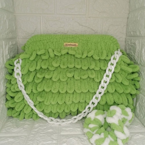Puffy shoulder bag large light green new with gold chain and scrunchie