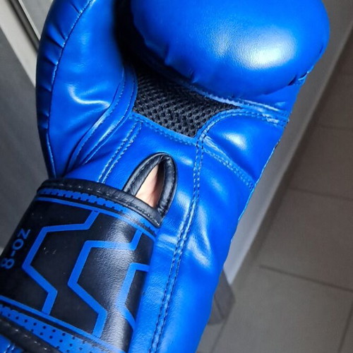 Force1 8 OZ boxing gloves like new, kids size