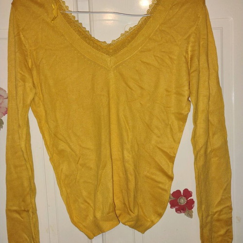 Knitted yellow blouse like new with lace