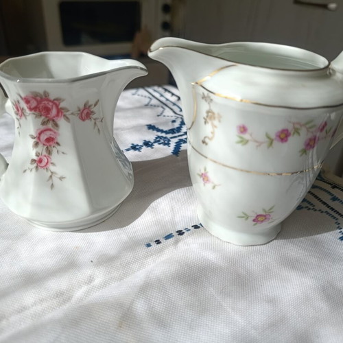 Sugar bowl and creamer set like new