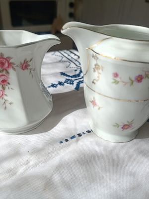 Sugar bowl and creamer set like new