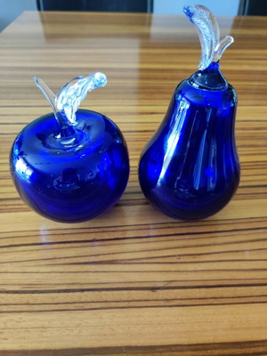 Decorative fruit set like new, blue glass