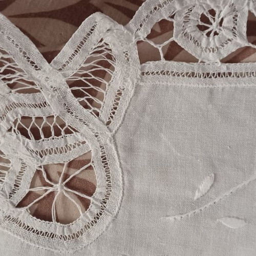 Vintage cutwork tablecloths like new, set of 2