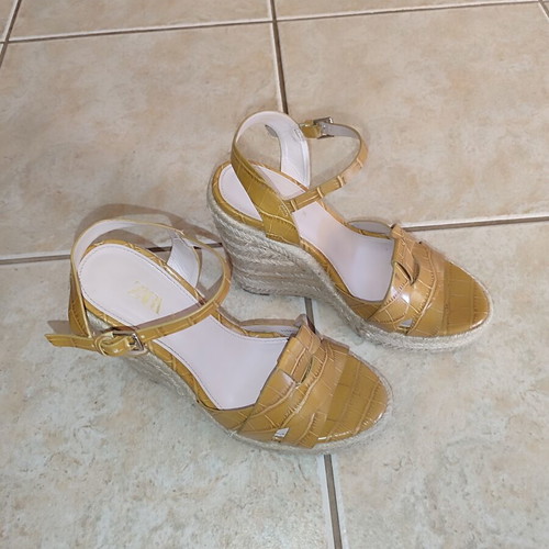 Zara platform sandals size 36 like new, croco faux leather beige yellow