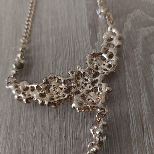 Women's Necklace with Pearls like new, gold tone