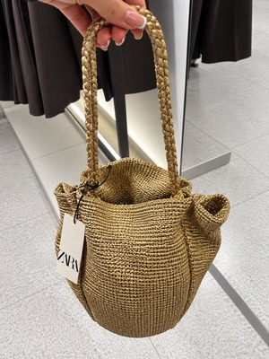 Zara χρυσή τσάντα χειρός με ετικέτες