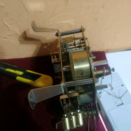 Wall clock mechanism like new with 6 hammers, gold color