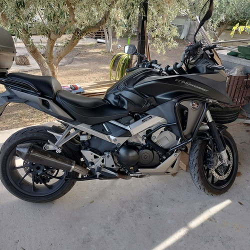 Honda VFR 800 Crossrunner 2017 like new, ABS, with top case