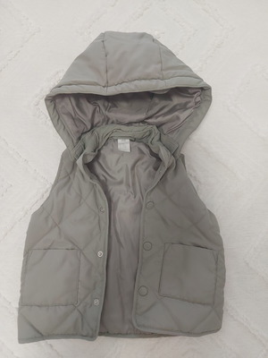 H&M sleeveless jacket for 9-12 months old baby