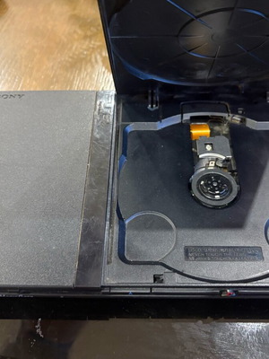 PlayStation 2 slim μεταχειρισμένο για ανταλλακτικά με πρόβλημα στην τροφοδοσία και το cd drive