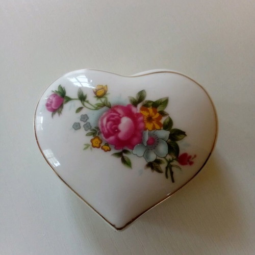 Porcelain decorative heart-shaped box like new