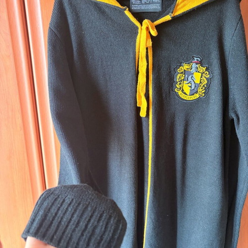 Harry Potter knit Hufflepuff cape size M like new