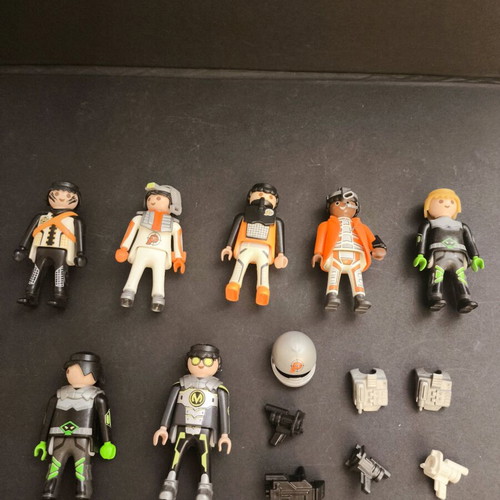 Playmobil Top Agents 8 pieces used with accessories and robot