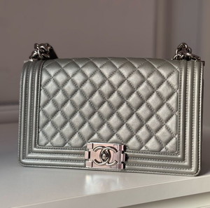 CHANEL BOYBAG MEDIUM CAVIAR
