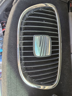 Seat Leon 1p 05-09 grille like new