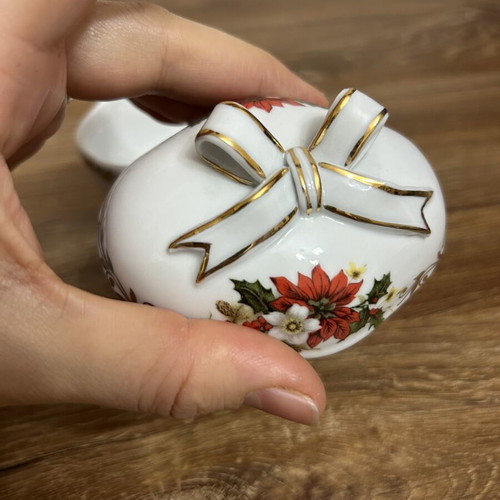 Porcelain decorative box Quality Limoges Christmas, like new