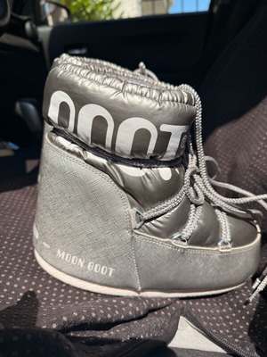 Moon Boots authentic snow boots like new, silver