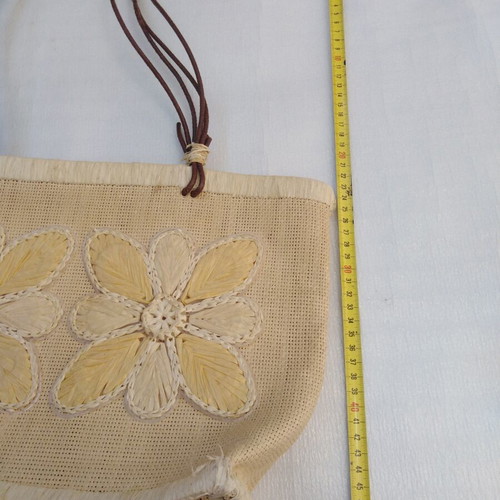 Straw Shoulder Bag with Embroidered Flowers like new, beige