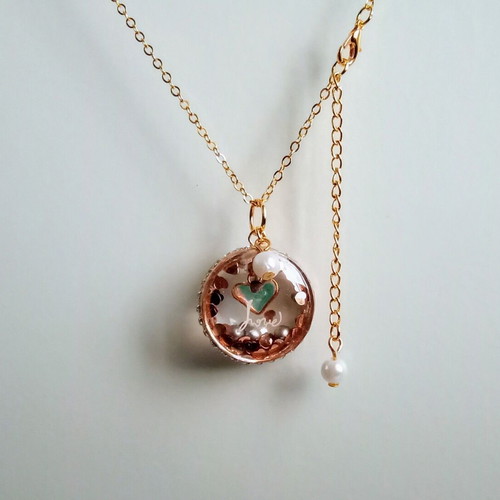 Handmade gold-colored necklace with pendant and pearl