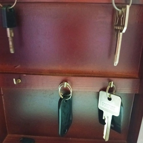 Key holder wooden 6 slots, hanging or tabletop, like new