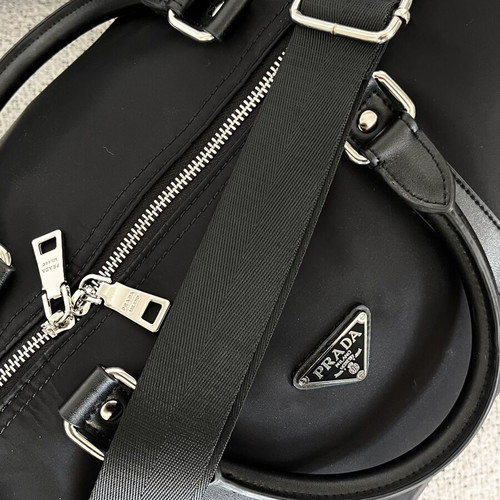 Large black nylon travel bag like new with detachable shoulder strap