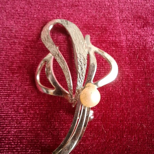 Silver flower brooch with faux pearl used