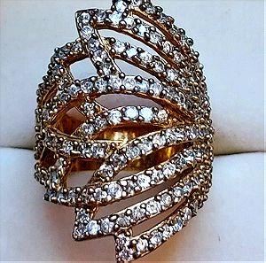 Υπέροχο δαχτυλίδι επιχρυσωμένο με πέτρες ζιργκον.