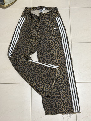 Adidas leopard παντελόνι σαν καινούργιο, μέγεθος L 40 12, μαύρο
