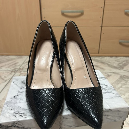 Diamantique black croco pumps like new, size 39, classic elegant