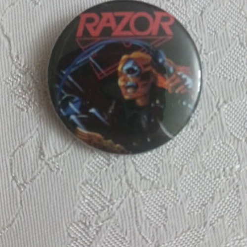 Badges new, 3.2 cm pins, large selection