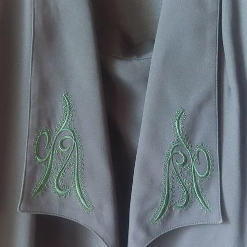 Vintage women's suit in green veraman color like new with embroidery