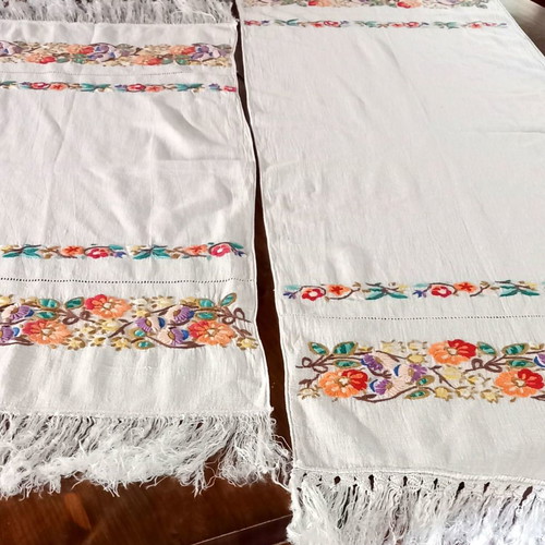 Embroidered table linen set of 2 pieces used