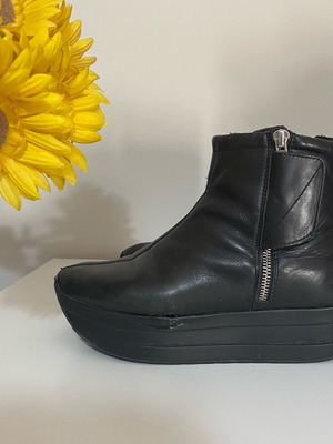 Vagabond leather ankle boot used with zipper size 37 black
